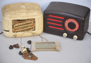 2 x Vintage AF Bakelite Radios & Parts incl a Cream Astor Mickey Radio &