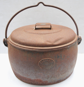 Large vintage Cast iron Dutch oven embossed Clark & Co 4 Gallons - 42cm W