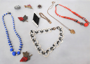 Lot 37 - Grp vintage costume jewellery - glass Deco bead necklaces, Diamante br