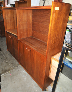 Lot 48 - 1970s double fronted teak veneered wall unit w adjustable shelves - 184