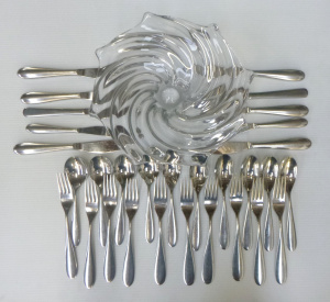 Lot 110 - Modernist lot inc Villeroy & Boch cutlery and art glass swirl frui