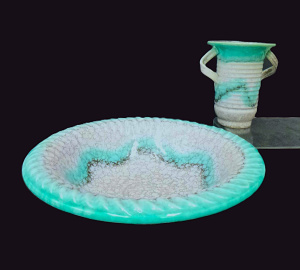 Lot 153 - Czechoslovakian Ditmar Urbach 1930s Alienware fruit bowl with piecrust