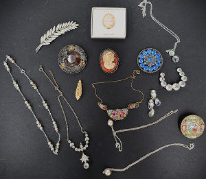 Lot 041 - Small lot of Vintage Costume Jewellery inc, carved Cameos Micro Mosaic