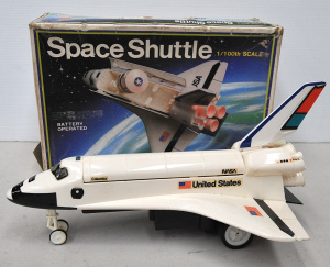 Lot 124 - Vintage Hong Da HD-8206 1100th Scale Battery Operated Toy Space Shuttl