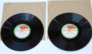 Lot 125 - 2 x Vintage 33 13 Vinyl RPM Records covering 4 parts of Set 4 50 &