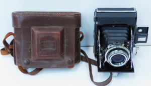 Lot 132 - Vintage 1950s German Zeiss Ikon Ikonta 521 folding camera - 35mm with