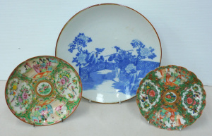 Lot 185 - 3 pces vintage ceramics inc Chinese Blue & White charger 30cm (af)