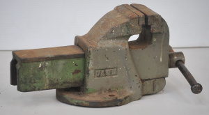 Lot 77 - Vintage Dawn 4SP Cast Metal Bench Vice in Green