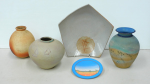 Lot 113 - Group lot - Vintage Australian Studio Pottery - small hand painted Les