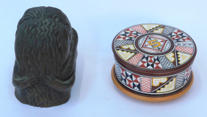 Lot 130 - 2 x ceramic souvenir items inc small pottery trinket dish - 7cm W, res