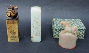 Lot 136 - 3 x vintage carved stone Chinese chop seals depicting dragon, horse, a