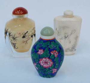 Lot 142 - 3 vintage Oriental snuff bottles inc Square reverse painted with bloss
