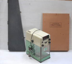 Lot 15 - Mixed lot of 3 items inc vintage Mettler high accuracy scientific scale