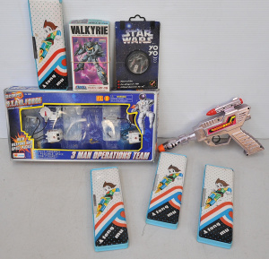 Lot 75 - Group lot - vintage Sci-Fi Kids Toys - Astro Boy Pencil cases, Star War
