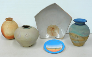 Lot 102 - Group lot - Vintage Australian Studio Pottery - small hand painted Les