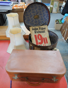 Lot 010 - Group lot vintage inc Aust Leather Travel goods - Globite Hat Box &amp