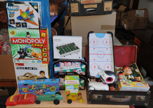 Lot 013 - Group Lot of Toys & Games incl 3 x Vintage Plastic Toy cars, Texas