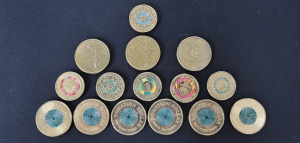 Lot 033 - Group lot Australian Gold Coin Combative Currency inc One Dollar 6 x 2