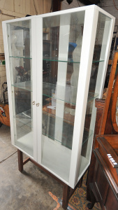 Lot 050 - Modern Ikea double fronted display case with 3 glass shelves + base sh