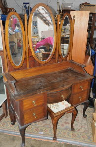 Lot 051 - 1930s Oak Dressing Table with Marching stool - 5 draw, 3 Oval bevelled