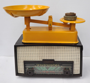 Lot 072 - Vintage Phillco Tropico Bakelite Mantle Radio & Retro Yellow Paint