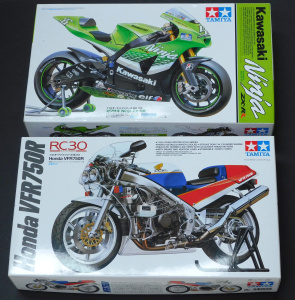 Lot 092 - 2 x Vintage Boxed unmade Plastic model kits 1-12 Scale Motorbikes - Ka