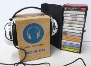 Lot 152 - Group lot inc 1970s Boxed Pioneer SE-20A Stereo Headphones & Casse
