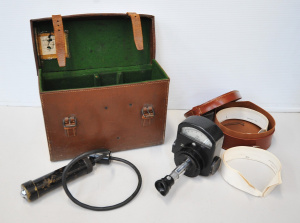 2 pces vintage inc Leather Collar box & Cambridge Instrument Co England Fila