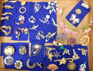 Lot 038 - Large Group costume Jewellery - Brooches - Scottish Thistle & Stag