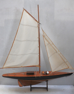 Lot 067 - Impressive wooden model yacht with brass details on stand - 105cm L