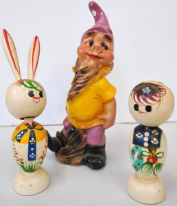 Lot 123 - 3 pces Vintage inc 2 x MCM Wooden hand painted Kokeshi Bobble Head Bun