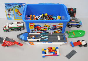 Lot 139 - Lot of Mixed LEGO incl LEGO Ultimate Vehicle Building Set 5489, LEGO M