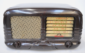 Lot 155 - 1940s Astor JJ Brown Bakelite Valve Radio VGC