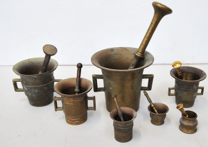 Lot 164 - 7 Vintage Brass Mortar & Pestle sets inc 4 with square handles &am
