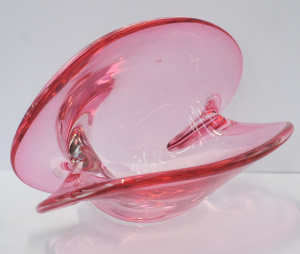 Lot 205 - Vintage Murano Pink Glass Clam shaped bowl with two way faceted base c