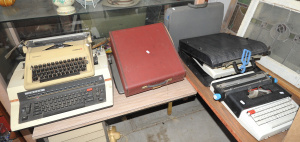 Lot 017 - 5 x vintage electric typewriters inc 2 x vintage Olivetti Lettera 36 e