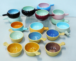 Lot 091 - Large Group Vintage & Retro Australian Pottery Ramekins inc Guy &a