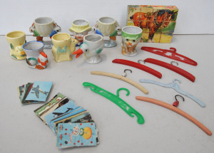 Lot 158 - Group of vintage kids' items inc novelty character and animal egg cups