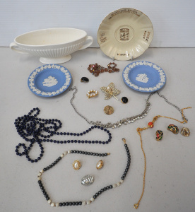 Lot 161 - Mixed Group lot inc Wedgwood Pale blue Jasperware pin dishes, White ce