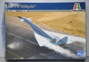 Lot 178 - Boxed unmade Plastic 1 72 Scale Military Bomber Aircraft Kit - Boeing
