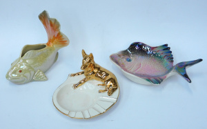 Lot 182 - 3 pces Vintage Wembley Ware in Dingo Ashtray, & 2 Lustre Fish