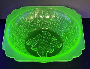 Lot 217 - 1930s Art Deco Bagley Uranium Glass Frosted Rose & Leaf Bowl 25cm