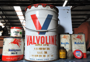 Lot 019 - Group lot vintage Oil Tins and related tins inc Re-Po Auto Cream Sampl