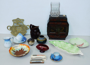 Lot 090 - Mixed lot inc Carltonware cabbage leaf dishes, vintage Bendigo Pottery