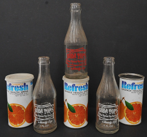 Lot 129 - Group lot vintage beverage containers inc 3 x 7 Fl Oz Soda Pops glass