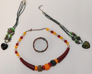 Lot 178 - Group lot Modern Jewellery - Murano style glass Millifiori Bracelet, L