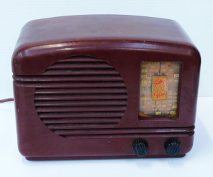 Lot 219 - Vintage 1940s Healing Golden Voice burgundy Bakelite 4 valve Radio -