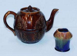 Lot 232 - 2 pces Vintage Australian Pottery inc Rockingham glaze Fern Pattern Te