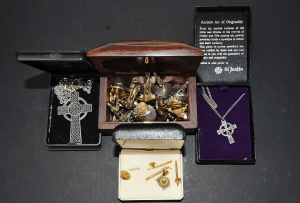 Group lot Blokey items inc British Military Pip, Dhofar Force Headdress badge,
