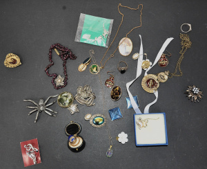 Group lot vintage Ladies Vintage Costume jewellery inc Single Strand Garnet Chip
